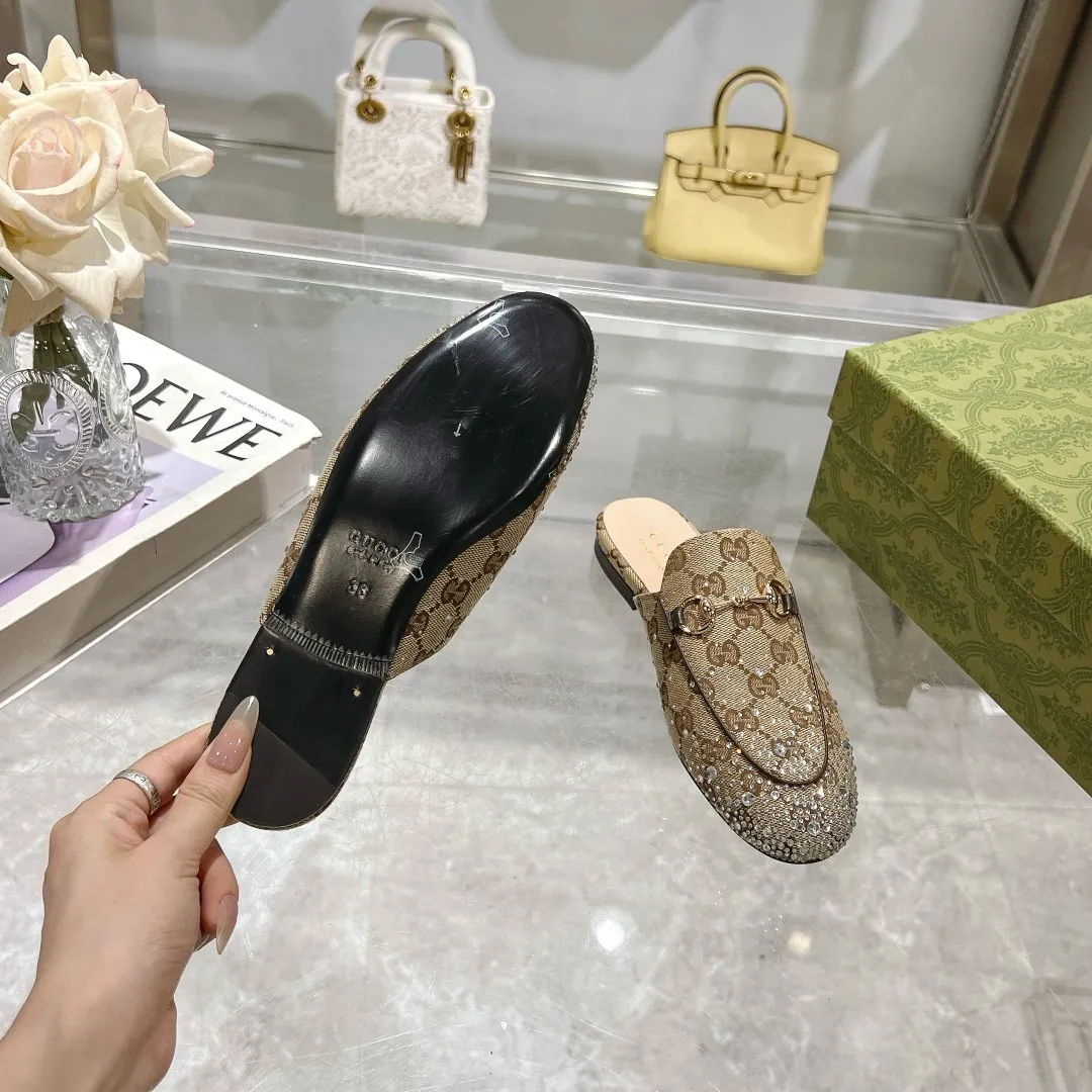 👟👟Ex-factory price 560👟👟 1819-1 Black G diamond (35-41) (40/41 custom-made) As an outstanding representative of Gucci’s design heritage, the Jordaan series of loafers with horsebit buckles vividly highlight the classic and elegant style. Crafted from the brand's signature monogram canvas, this shoe is timeless. Made from soft material and with a refined, smooth silhouette, these shoes are a perfect expression of everyday elegance. Black GG Canvas Women Light Gold Tone Hardware Horsebit Faceted Crystal Detail Leather Sole Flat